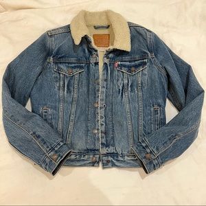 Levi’s ex boyfriend Sherpa trucker jean jacket 
Medium wash